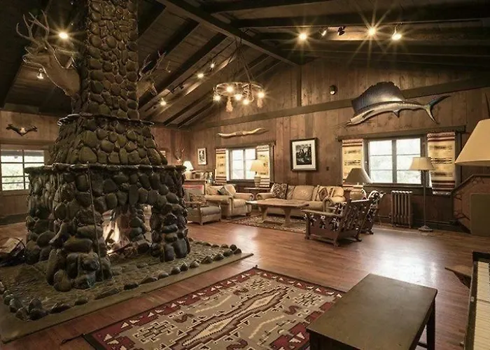 Saguaro Lake Ranch Lodge *